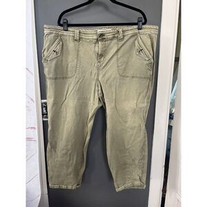 Torrid size 26 green khaki capri pants